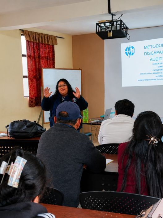 El interés por aprender Lengua de Señas de Guatemala se ha extendido entre estudiantes, profesionales, servidores públicos y ciudadanos que buscan una comunicación más inclusiva. (Foto: Lesly Morales / AUN)