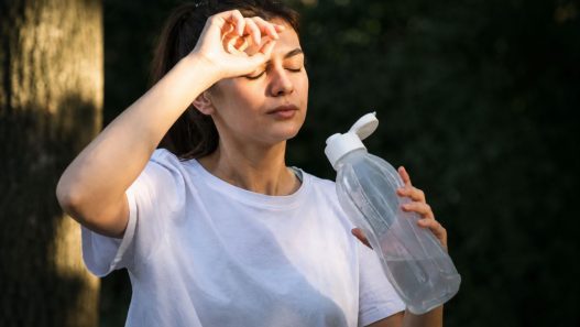 La exposición a temperaturas elevadas puede provocar cansancio y otros malestares, por lo que mantener una adecuada hidratación es una medida de prevención. (Foto: MSPAS / AUN)