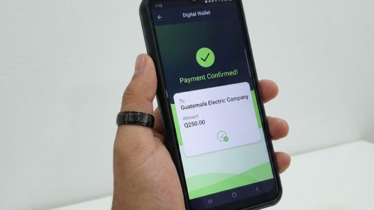 El scroll también puede llevar del descubrimiento de un producto a la compra, facilitando que los usuarios realicen pagos directamente desde sus dispositivos móviles. (Foto: Jordy Jiménez / AUN)