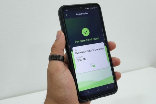 El scroll también puede llevar del descubrimiento de un producto a la compra, facilitando que los usuarios realicen pagos directamente desde sus dispositivos móviles. (Foto: Jordy Jiménez / AUN)