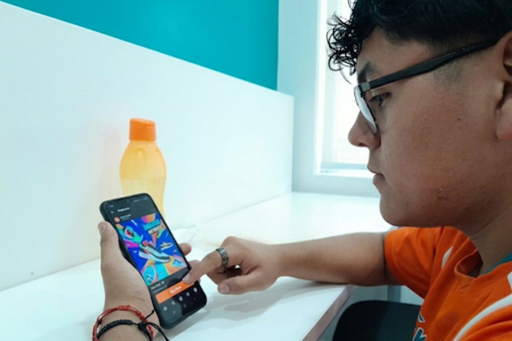 El desplazamiento constante en redes sociales expone a los usuarios a una sucesión de contenidos que puede influir en sus decisiones de consumo. (Foto: Jordy Jiménez / AUN)