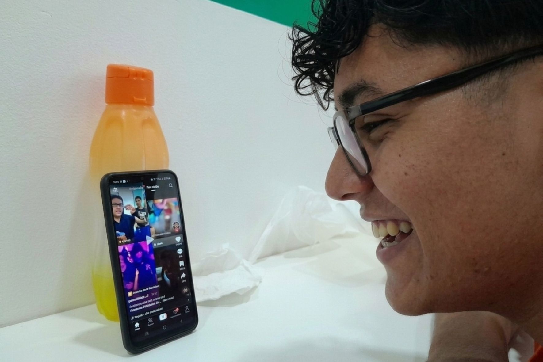 La reproducción constante de videos mantiene la atención de los usuarios, ayudando a tomar decisiones de compra. (Foto: Jordy Jiménez / AUN)