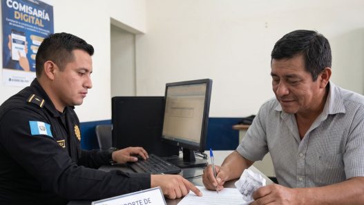 Reportar de inmediato el extravío del Documento Personal de Identificación (DPI) previene que terceros suplanten la identidad del ciudadano para cometer actos ilícitos. (Foto: GEMINI / AUN)