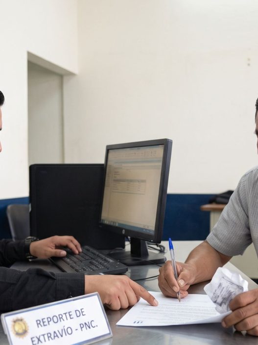 Reportar de inmediato el extravío del Documento Personal de Identificación (DPI) previene que terceros suplanten la identidad del ciudadano para cometer actos ilícitos. (Foto: GEMINI / AUN)