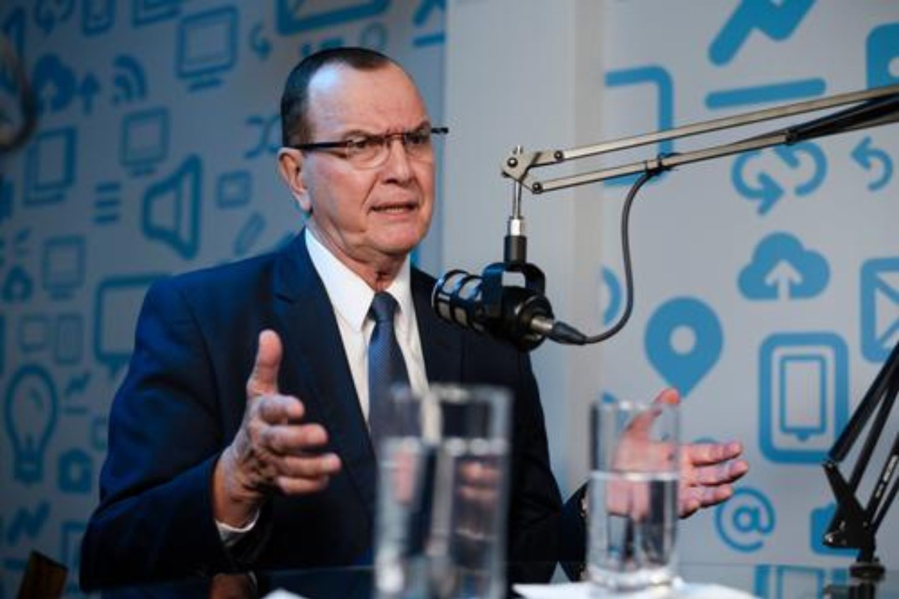 El analista en seguridad Julio Clavería sostiene que el combate a la criminalidad debe ir más allá del incremento de agentes policiales y enfocarse en una estrategia integral. (Foto: SOY502 / AUN)