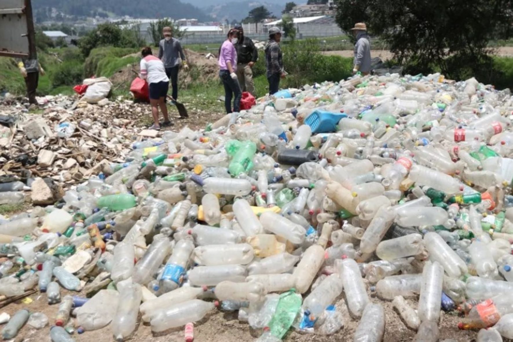 Botellas y otros envases que podrían ser aprovechados terminan acumulados como desechos cuando no son separados y recuperados correctamente. (Foto: Con Criterio / AUN)