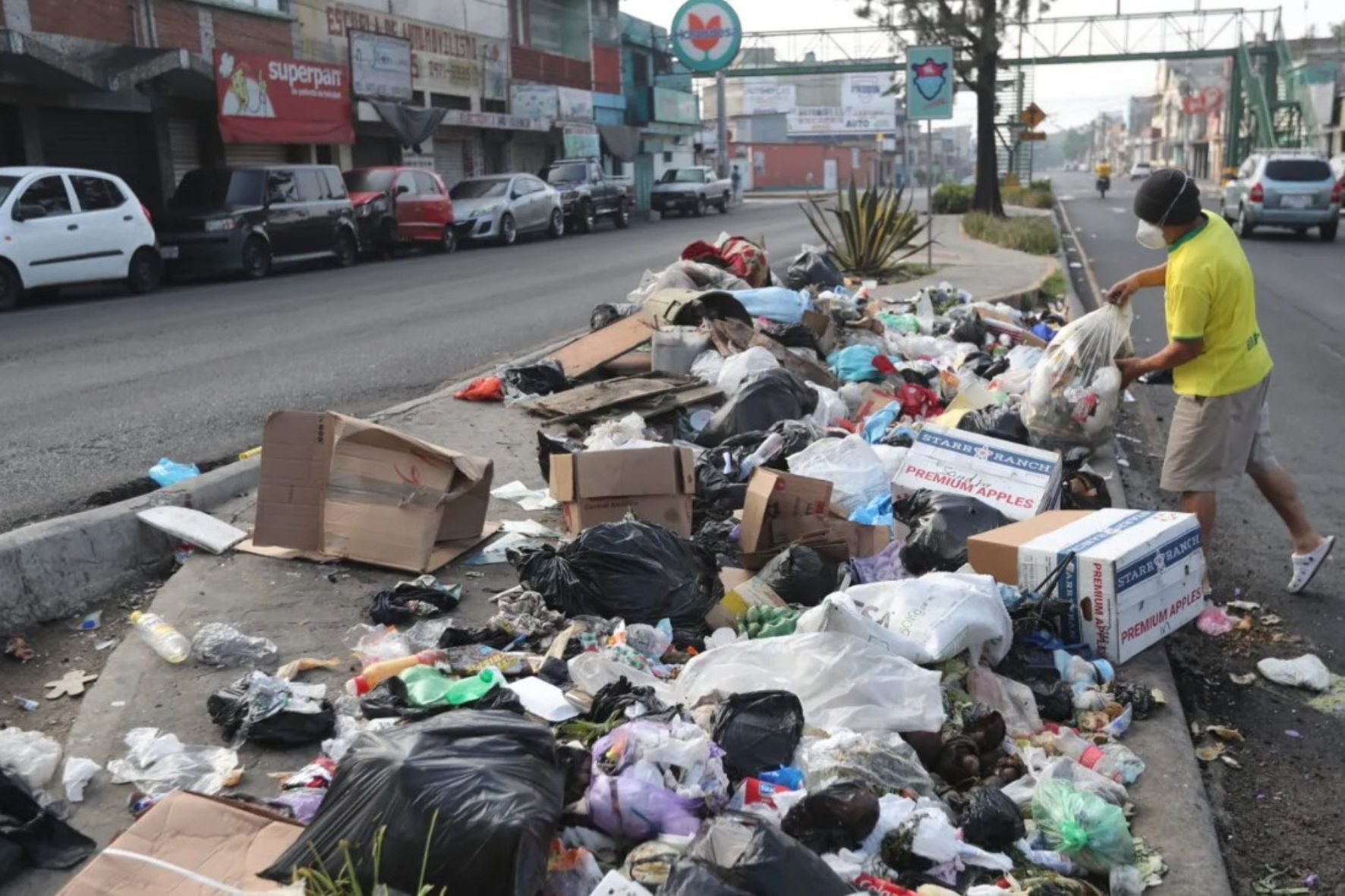 La mezcla de residuos dificulta el aprovechamiento de materiales reciclables y aumenta la cantidad de desechos que llega a los basureros clandestinos. (Foto: Con Criterio / AUN)