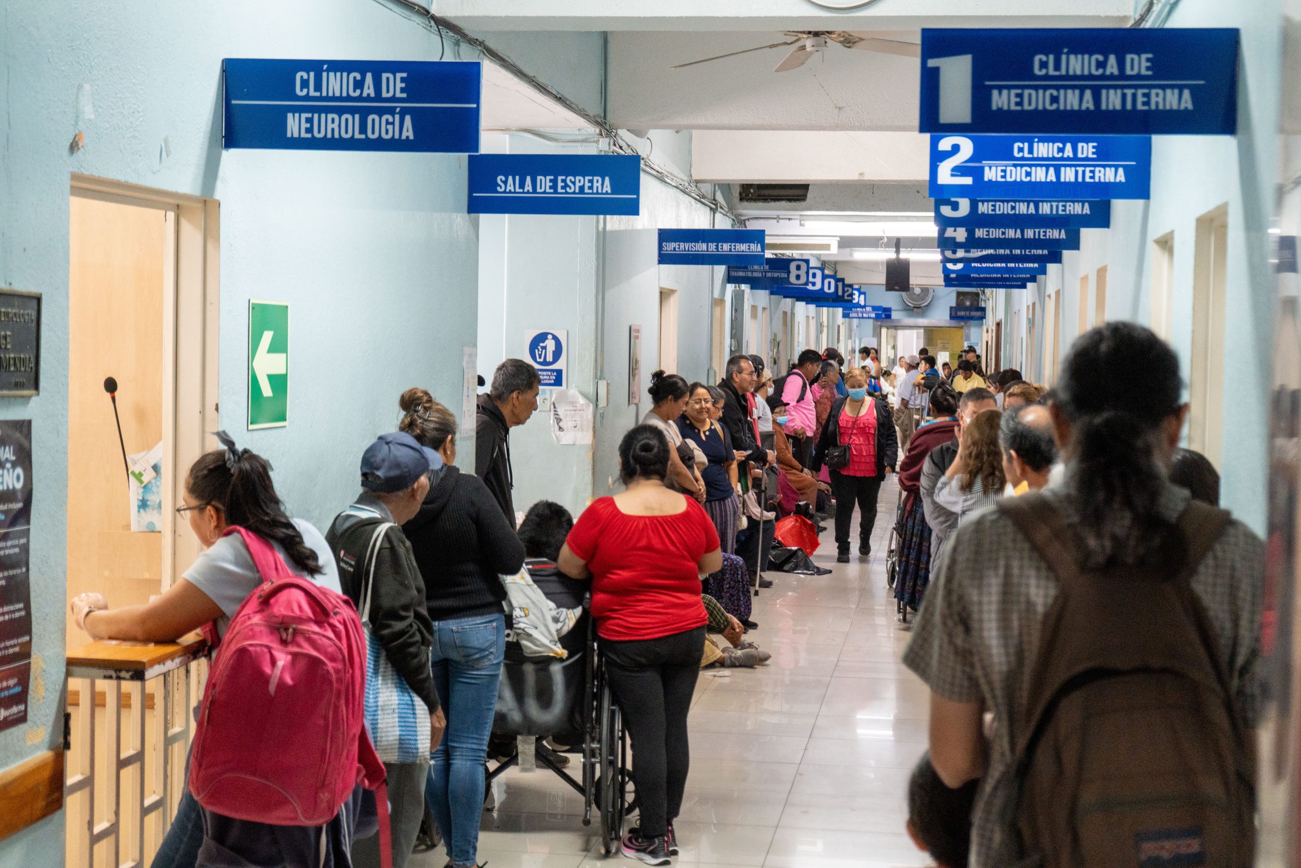 Pacientes esperan ser atendidos en las clínicas de Medicina Interna del Hospital Roosevelt, uno de los servicios que recibe personas con enfermedades crónicas que requieren atención especializada. (Foto: Carlos Morales / AUN)