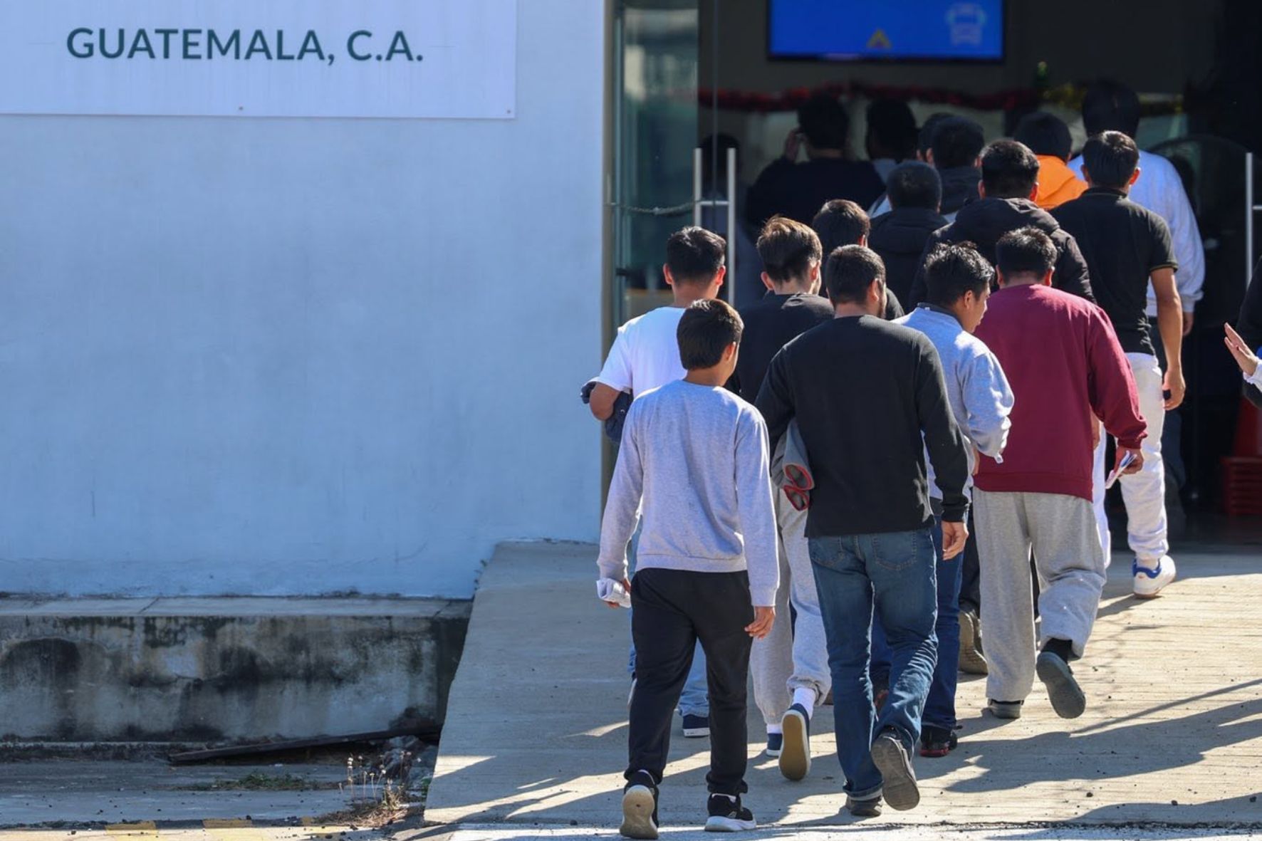Las autoridades recomiendan verificar el estatus de cada proceso migratorio y buscar asesoría especializada antes de tomar decisiones relacionadas con una orden de deportación o un retorno voluntario. (Foto: DGM / AUN)