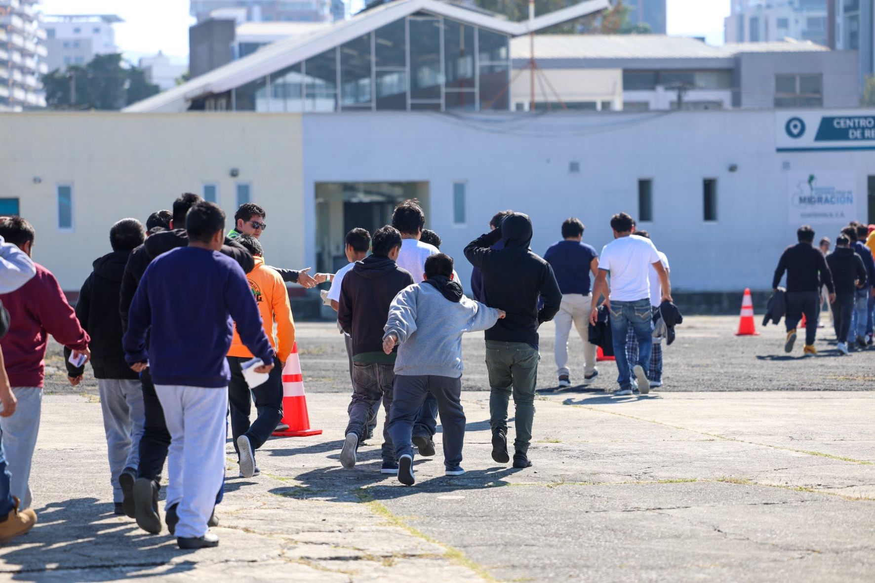 El Plan Retorno al Hogar brinda asistencia a guatemaltecos que regresan voluntariamente al país, con servicios orientados a facilitar su reintegración laboral y social. (Foto: DGM / AUN)