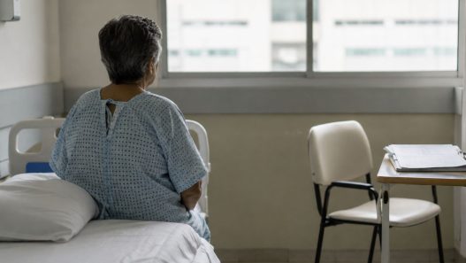 Los adultos mayores figuran entre los pacientes más vulnerables a permanecer hospitalizados aun después de recibir el alta médica, debido a la falta de una red familiar que pueda asumir sus cuidados. (Foto: GEMINI / AUN)