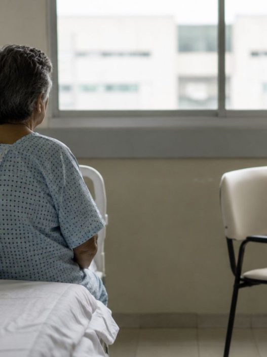 Los adultos mayores figuran entre los pacientes más vulnerables a permanecer hospitalizados aun después de recibir el alta médica, debido a la falta de una red familiar que pueda asumir sus cuidados. (Foto: GEMINI / AUN)