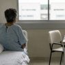 Los adultos mayores figuran entre los pacientes más vulnerables a permanecer hospitalizados aun después de recibir el alta médica, debido a la falta de una red familiar que pueda asumir sus cuidados. (Foto: GEMINI / AUN)