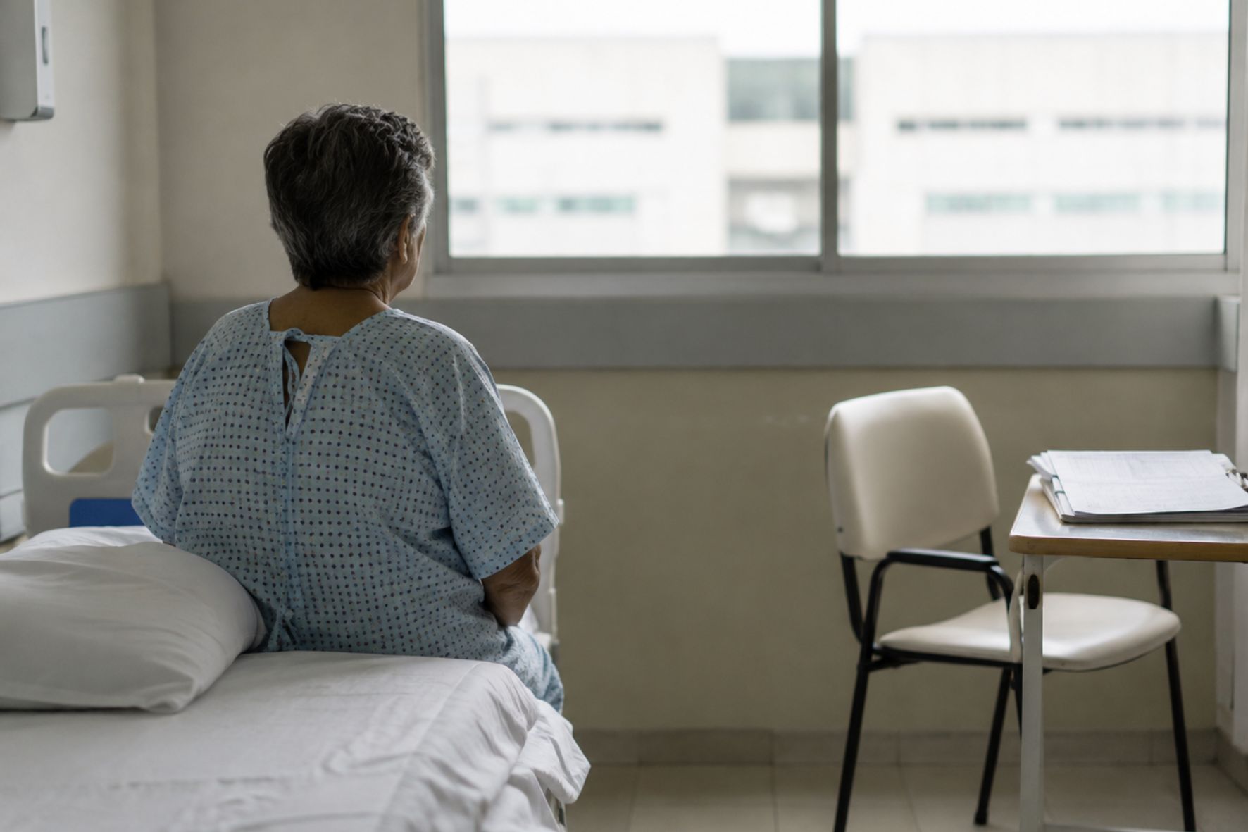Los adultos mayores figuran entre los pacientes más vulnerables a permanecer hospitalizados aun después de recibir el alta médica, debido a la falta de una red familiar que pueda asumir sus cuidados. (Foto: GEMINI / AUN)