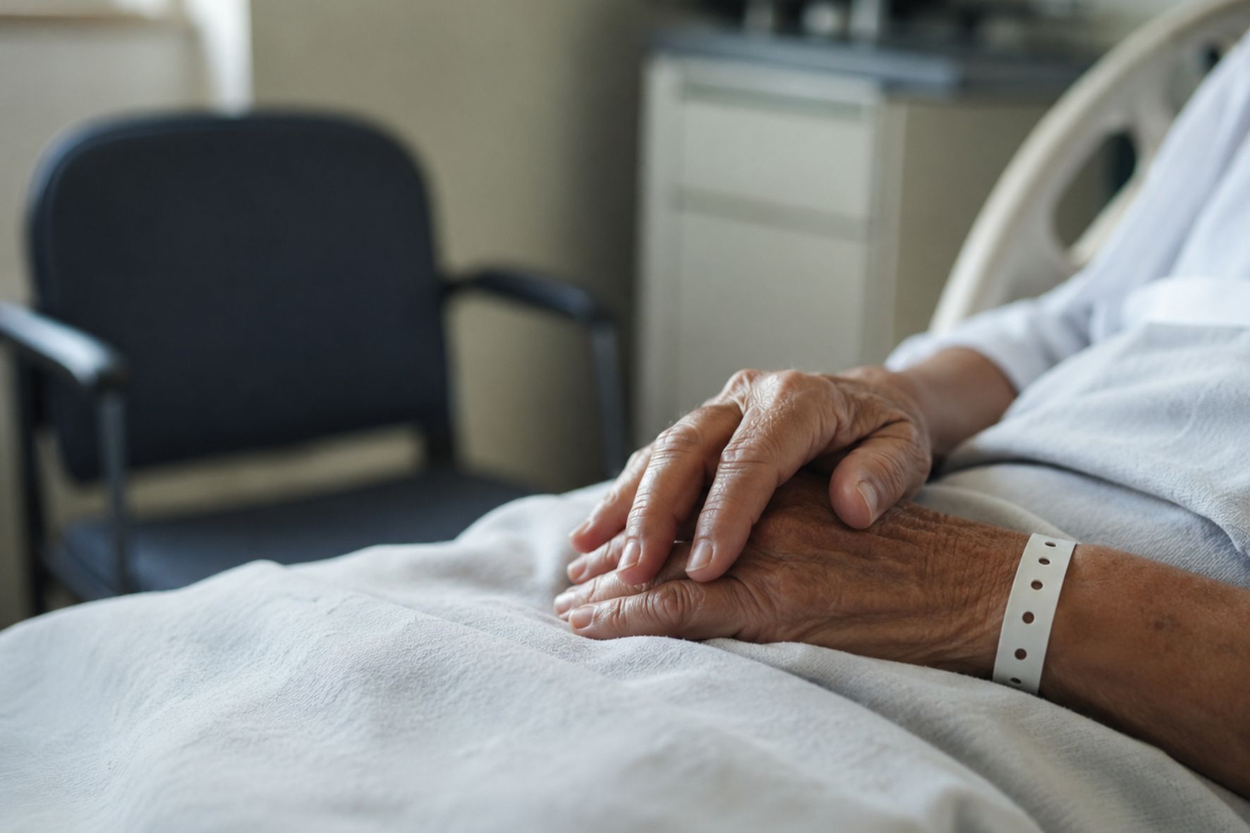 Las limitaciones económicas, los conflictos intrafamiliares y la falta de condiciones adecuadas en el hogar son algunas de las causas asociadas al abandono hospitalario. (Foto: GEMINI / AUN)