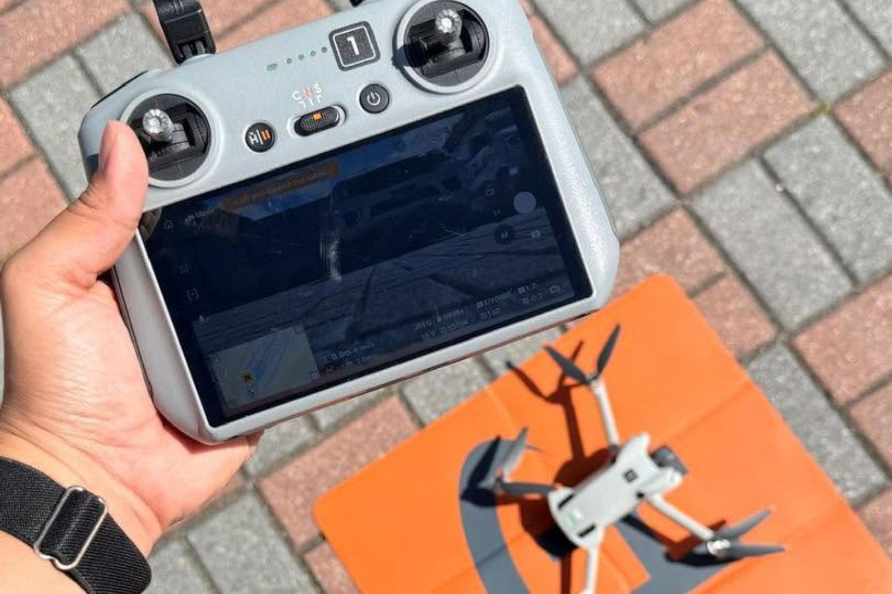 El registro de un dron sujeto a inscripción tiene un costo de Q2,100.  (Foto: Carlos Morales / AUN)