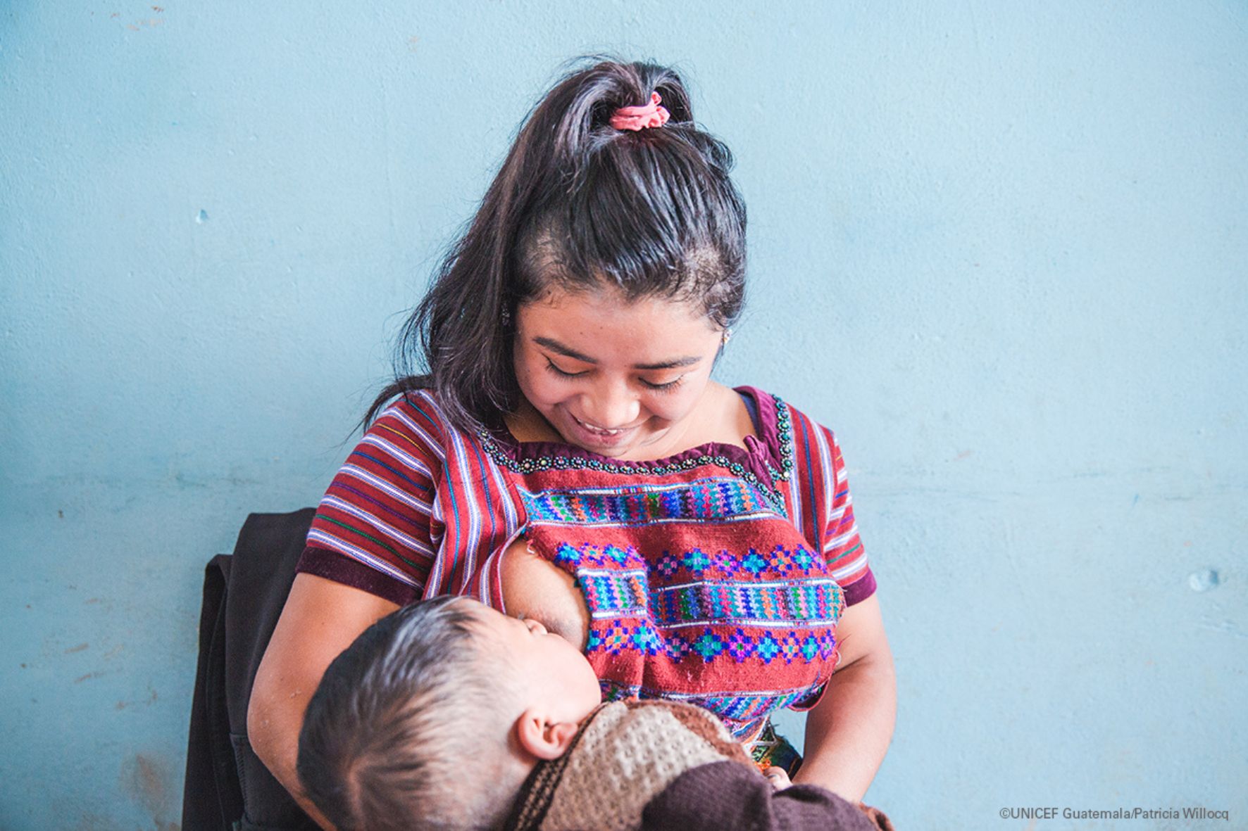 Especialistas recomiendan iniciar la lactancia durante la primera hora de vida, ofrecer el pecho a libre demanda y buscar acompañamiento profesional ante dificultades. (Foto: SESAN / AUN)