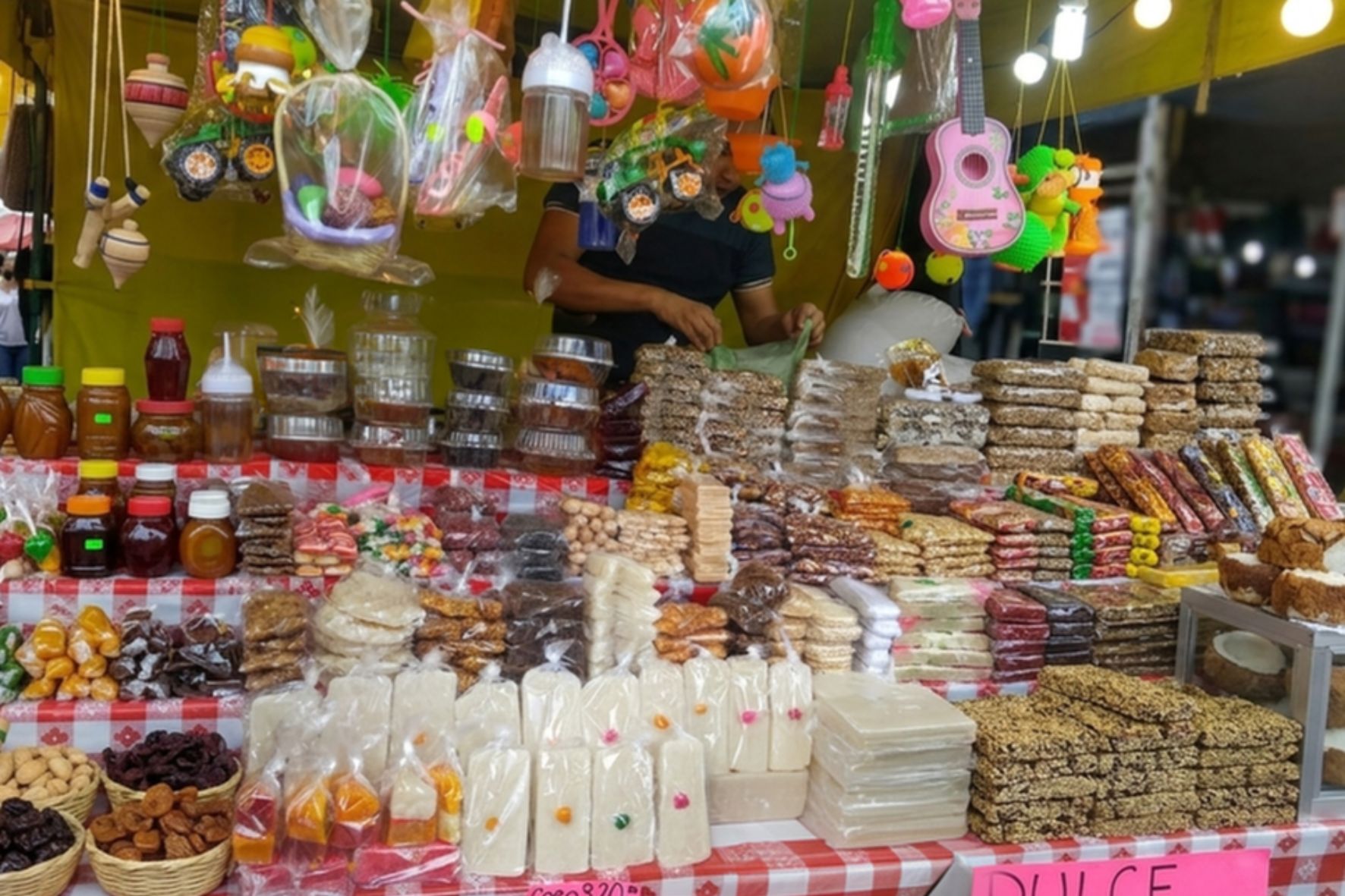 Comerciantes locales mantienen viva la gastronomía tradicional guatemalteca ofreciendo una amplia variedad de dulces típicos. (Foto: Jordy Jiménez/ AUN)