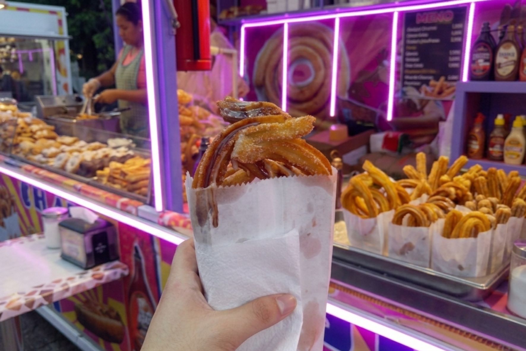 La oferta gastronómica de la Feria de Jocotenango deleita a los asistentes con los clásicos antojos de la época. (Foto: Jordy Jiménez/ AUN)