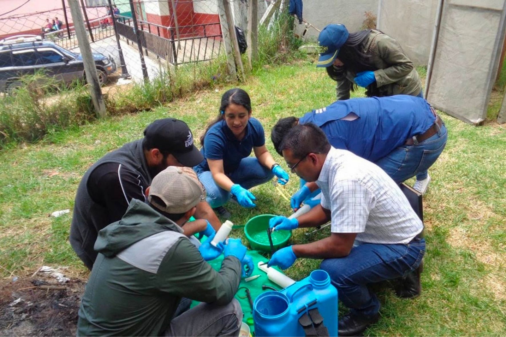 Especialistas recomiendan respetar las indicaciones de las etiquetas, utilizar las dosis adecuadas y almacenar los pesticidas lejos de alimentos y espacios habitacionales. (Foto: MAGA / AUN)