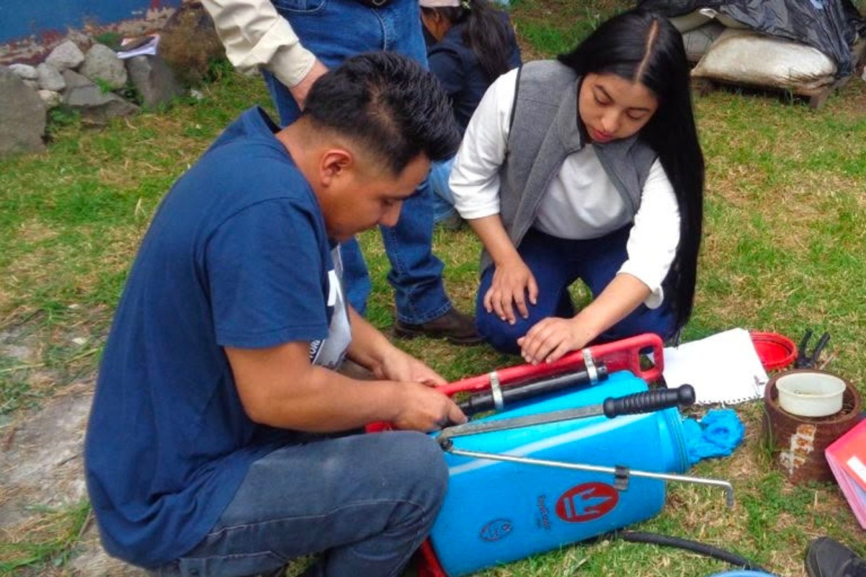 Autoridades agrícolas señalan que los plaguicidas orgánicos pueden representar una alternativa para reducir el impacto ambiental en huertos y cultivos familiares. (Foto: MAGA / AUN)
