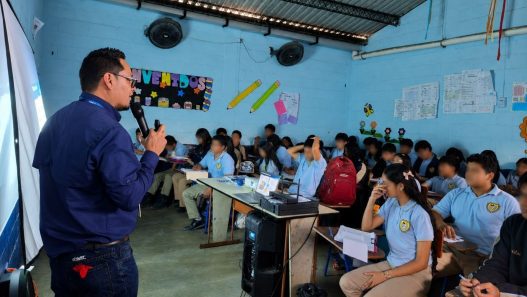 La SAT imparte charlas a estudiantes para fortalecer la cultura tributaria y explicar de forma práctica los principales trámites, derechos y obligaciones de los contribuyentes. (Foto: Allison Bonilla / AUN)