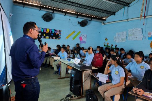 La SAT imparte charlas a estudiantes para fortalecer la cultura tributaria y explicar de forma práctica los principales trámites, derechos y obligaciones de los contribuyentes. (Foto: Allison Bonilla / AUN)