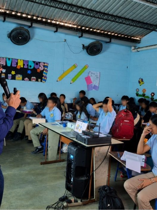 La SAT imparte charlas a estudiantes para fortalecer la cultura tributaria y explicar de forma práctica los principales trámites, derechos y obligaciones de los contribuyentes. (Foto: Allison Bonilla / AUN)