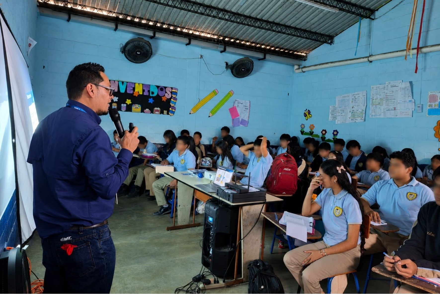 La SAT imparte charlas a estudiantes para fortalecer la cultura tributaria y explicar de forma práctica los principales trámites, derechos y obligaciones de los contribuyentes. (Foto: Allison Bonilla / AUN)