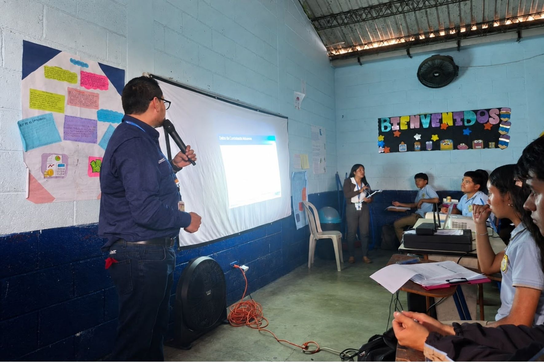 Expertos de la SAT recomiendan consultar los canales oficiales antes de realizar cualquier trámite, especialmente a quienes gestionan por primera vez procesos tributarios o aduaneros. (Foto: Allison Bonilla / AUN)