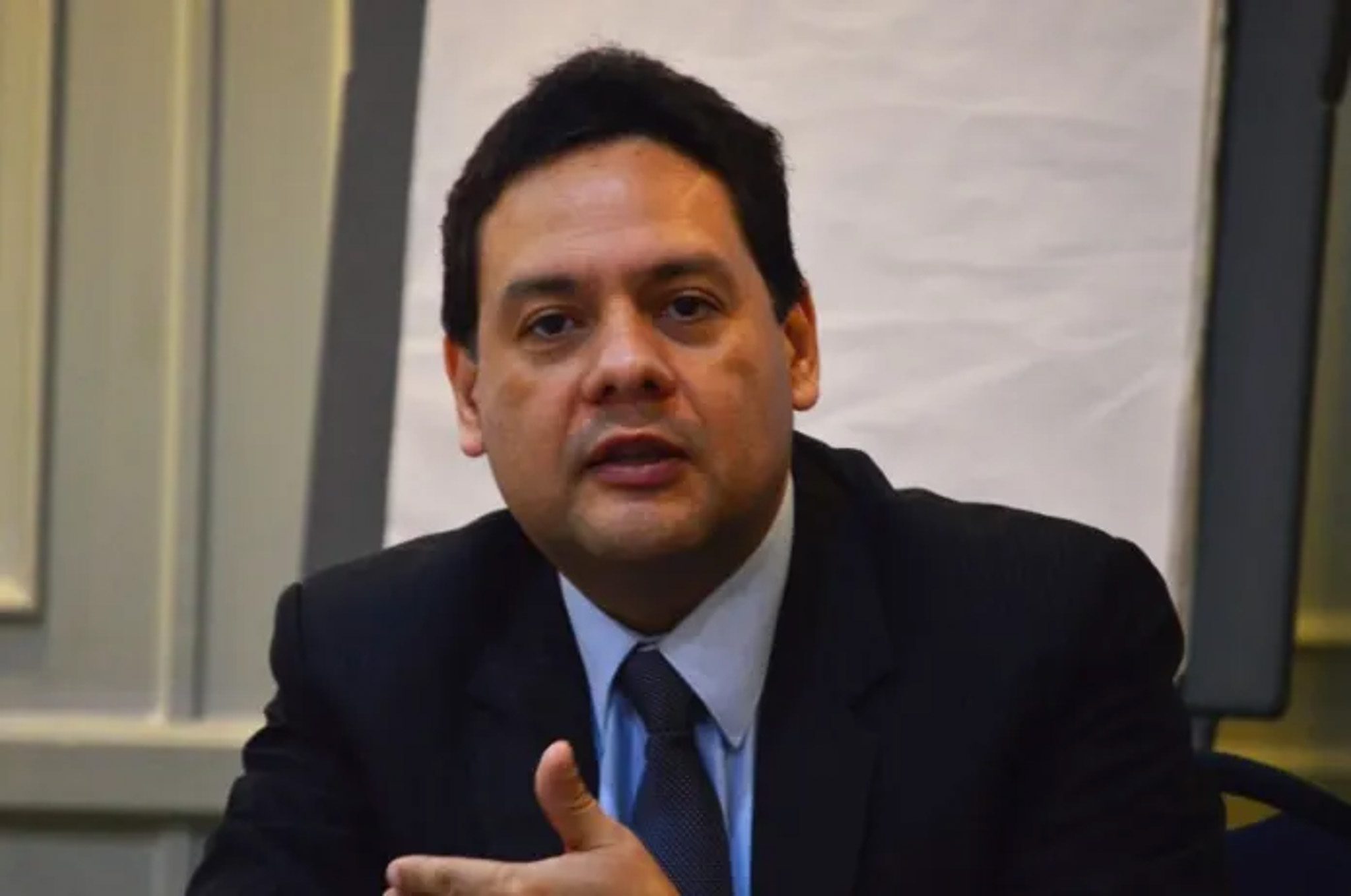 Ricardo Barrientos, especialista en política fiscal y director ejecutivo del ICEFI, considera que la prórroga tiene un impacto limitado en las finanzas públicas. (Foto: Cortesía / AUN)