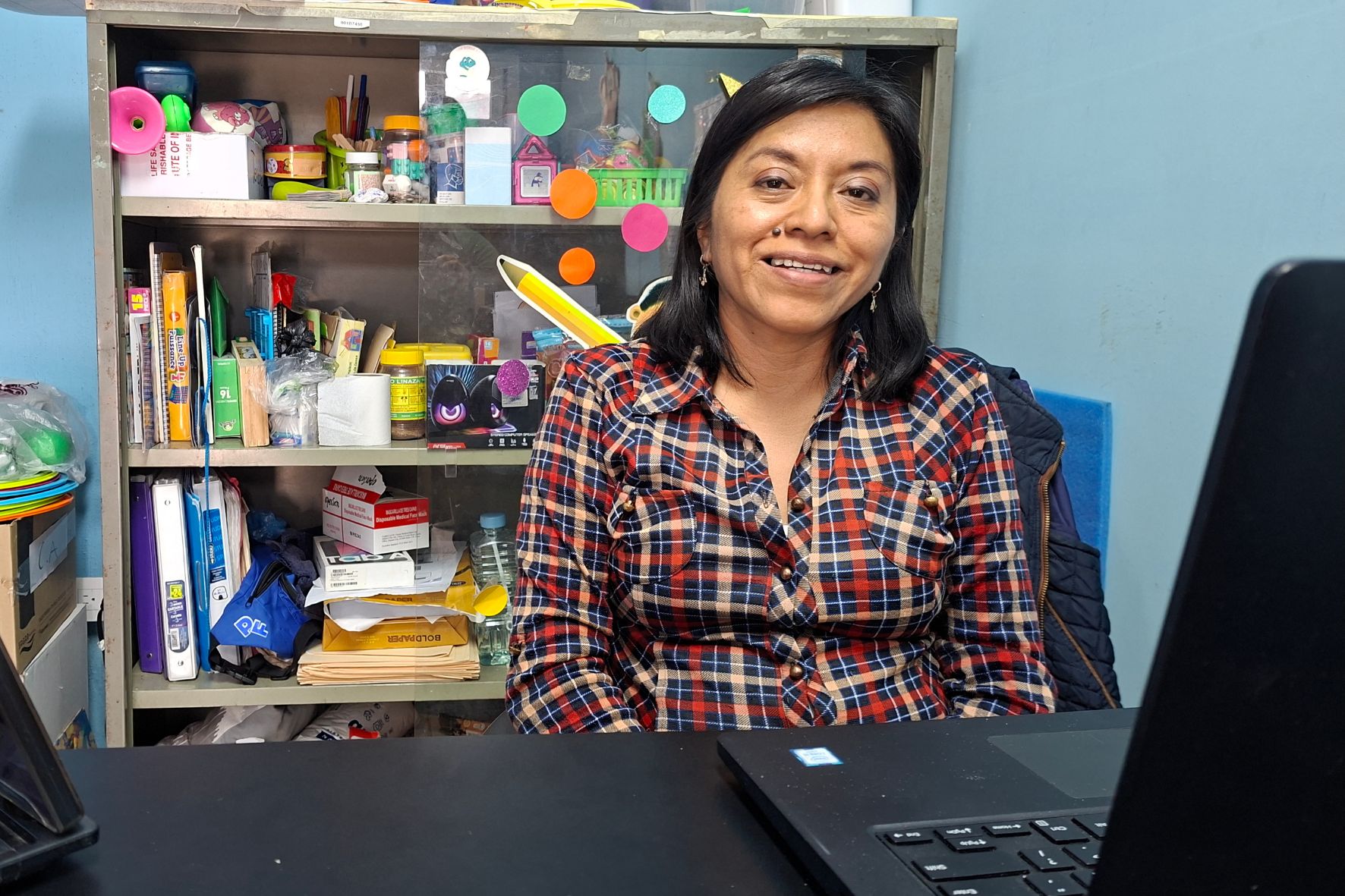 La psicóloga Gladys Pelicó propone incorporar contenidos de educación emocional dentro de los espacios educativos y promover una crianza basada en la escucha y el acompañamiento. (Foto: Luis Júarez / AUN)