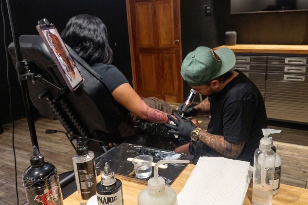Un tatuaje íntimo o minimalista es una elección común entre quienes buscan expresión personal manteniendo la discreción laboral. (Foto: Scarlet Solis / AUN)
