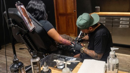 Un tatuaje íntimo o minimalista es una elección común entre quienes buscan expresión personal manteniendo la discreción laboral. (Foto: Scarlet Solis / AUN)