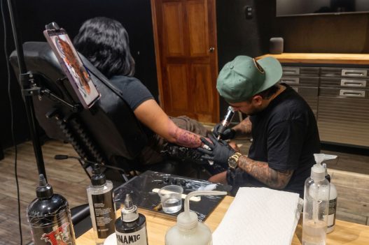 Un tatuaje íntimo o minimalista es una elección común entre quienes buscan expresión personal manteniendo la discreción laboral. (Foto: Scarlet Solis / AUN)