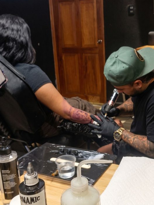 Un tatuaje íntimo o minimalista es una elección común entre quienes buscan expresión personal manteniendo la discreción laboral. (Foto: Scarlet Solis / AUN)