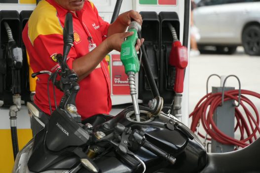 El Ministerio de Energía y Minas sostiene que la mezcla E10 no provocará daños en los vehículos y asegura que su incorporación en la gasolina regular puede generar beneficios económicos para los consumidores. (Foto: MEM / AUN)