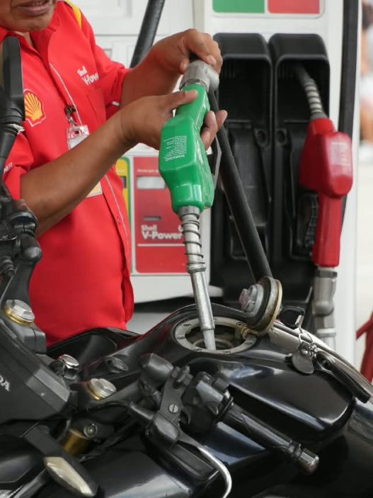 El Ministerio de Energía y Minas sostiene que la mezcla E10 no provocará daños en los vehículos y asegura que su incorporación en la gasolina regular puede generar beneficios económicos para los consumidores. (Foto: MEM / AUN)