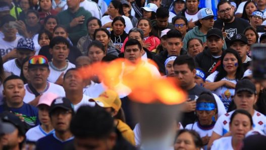 Las antorchas forman parte de las celebraciones por la Independencia de Guatemala, aunque expertos advierten que la tradición ha experimentado cambios en su significado y formas de participación. (Foto: DCA / AUN)