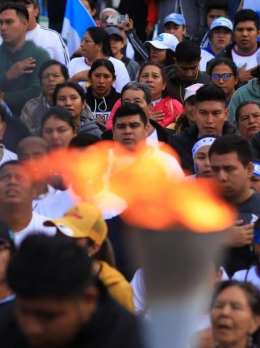 Las antorchas forman parte de las celebraciones por la Independencia de Guatemala, aunque expertos advierten que la tradición ha experimentado cambios en su significado y formas de participación. (Foto: DCA / AUN)