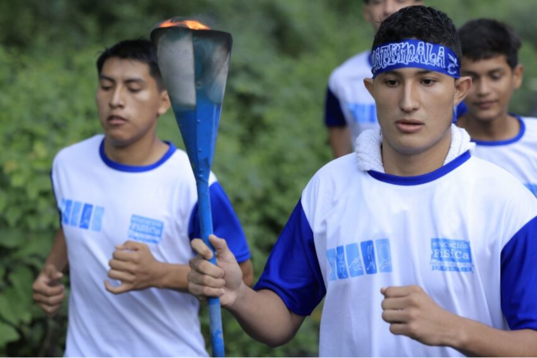 El lanzamiento de bolsas con agua, hielo y otros objetos durante los recorridos es cuestionado por expertos, quienes consideran que estas prácticas desvirtúan el carácter cívico de la celebración. (Foto: AGN / AUN)
