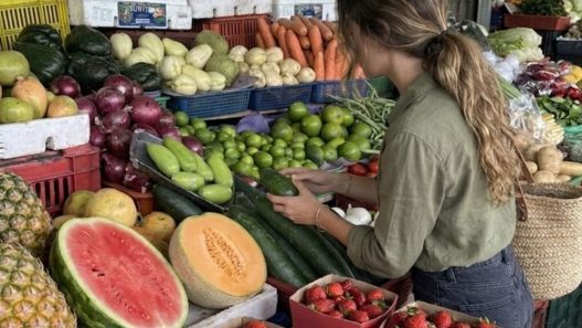 La compra de frutas y verduras forma parte del gasto cotidiano de los hogares, en un contexto donde algunos alimentos registraron variaciones importantes de precio durante 2026. (Foto: Jordy Jiménez / AUN )