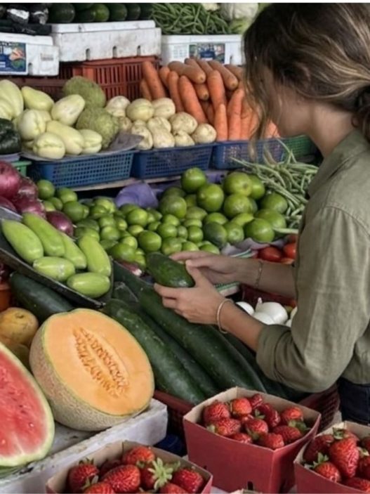 La compra de frutas y verduras forma parte del gasto cotidiano de los hogares, en un contexto donde algunos alimentos registraron variaciones importantes de precio durante 2026. (Foto: Jordy Jiménez / AUN )