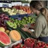 La compra de frutas y verduras forma parte del gasto cotidiano de los hogares, en un contexto donde algunos alimentos registraron variaciones importantes de precio durante 2026. (Foto: Jordy Jiménez / AUN )