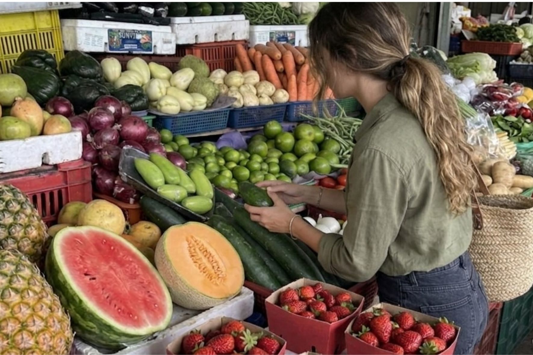 La compra de frutas y verduras forma parte del gasto cotidiano de los hogares, en un contexto donde algunos alimentos registraron variaciones importantes de precio durante 2026. (Foto: Jordy Jiménez / AUN )