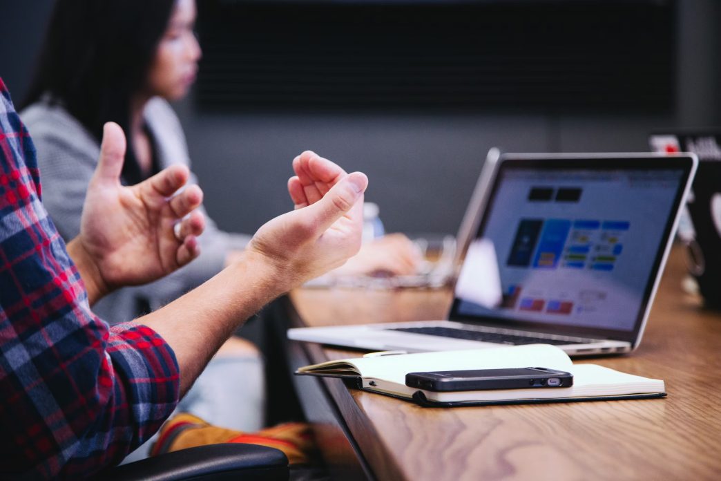 La capacitación constante permite actualizar conocimientos y responder a las nuevas exigencias del mercado laboral. (Foto: GEMINI / AUN)