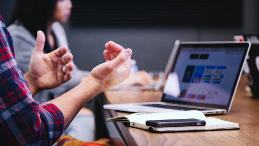 La capacitación constante permite actualizar conocimientos y responder a las nuevas exigencias del mercado laboral. (Foto: GEMINI / AUN)