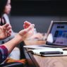 La capacitación constante permite actualizar conocimientos y responder a las nuevas exigencias del mercado laboral. (Foto: GEMINI / AUN)