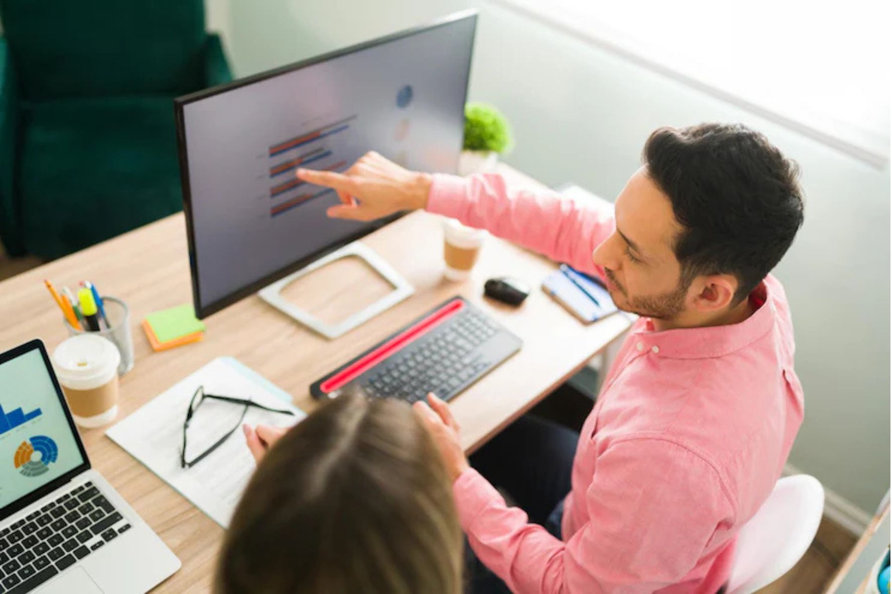 Establecer metas, asumir nuevos retos y buscar retroalimentación puede abrir oportunidades de desarrollo dentro y fuera de una organización. (Foto: GEMINI / AUN)