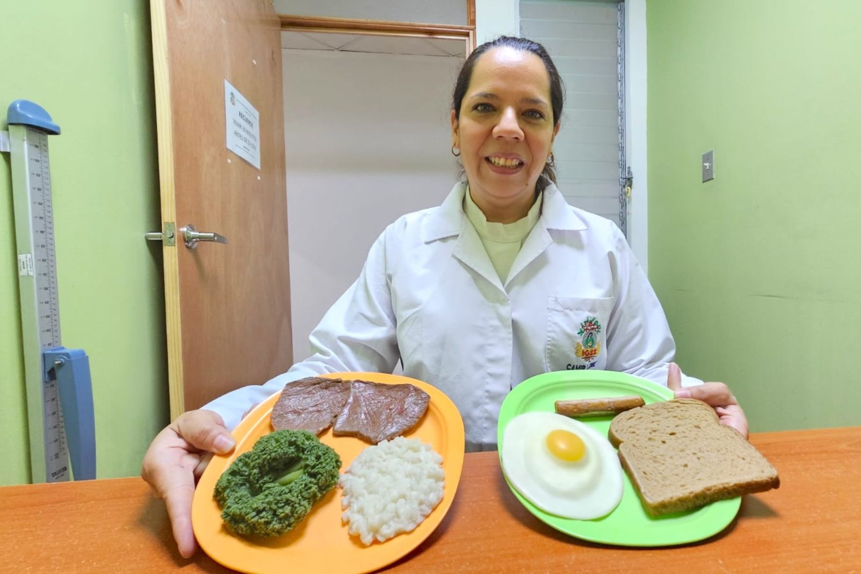La educación nutricional es fundamental para promover hábitos saludables y prevenir complicaciones en personas con diabetes. (Foto. IGSS / AUN)